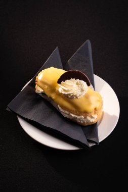 Siyah arkaplanlı bir masanın üzerinde kek karışımı, kahve ile yemek hazırlamak için çeşitli şekerlemeler.