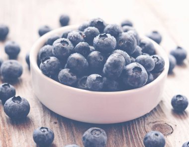 ahşap zemin üzerinde taze yaban mersini