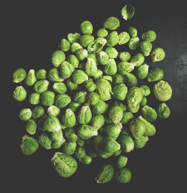 Siyah arka plan üzerine taze Brüksel lahanası