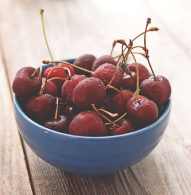 Ahşap masa üzerinde taze kiraz