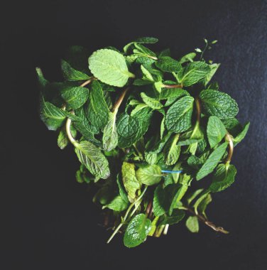 Taze nane ot siyah arka plan üzerine