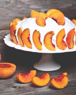 Ahşap masa üzerinde taze şeftali pasta