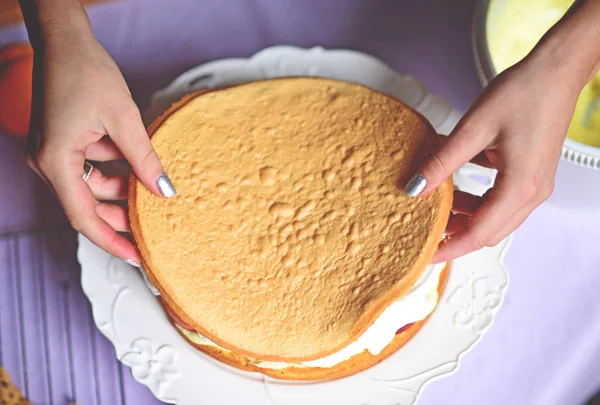 Camadas de enchimento e empilhamento. Fazendo bolo de camada de pêssego — Fotografia de Stock