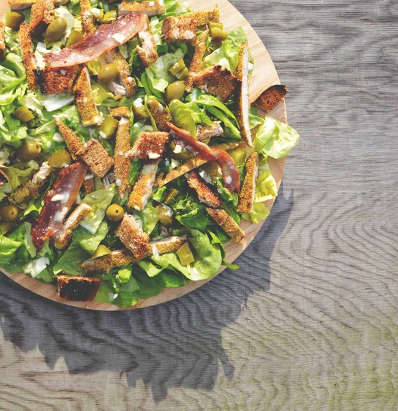 Ahşap masa taze yiğit salataya — Stok fotoğraf