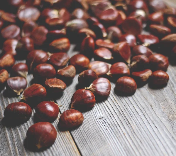 Verse kastanje op houten tafel close-up — Stockfoto