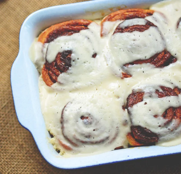 Rouleaux de cannelle frais dans un plat de cuisson en céramique gros plan — Photo