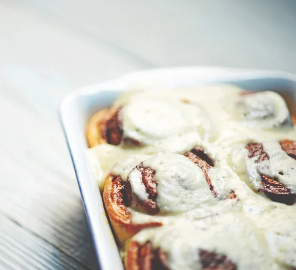 Rouleaux de cannelle frais sur table blanche — Photo