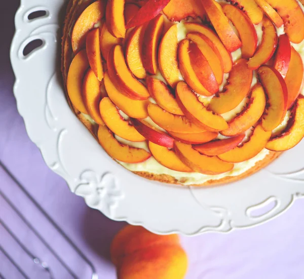 Персиковый торт на столе — стоковое фото