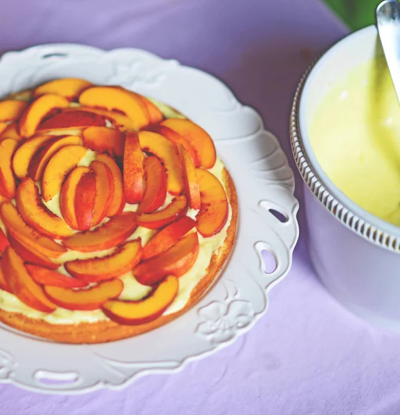 Свіжий персиковий торт на столі — стокове фото