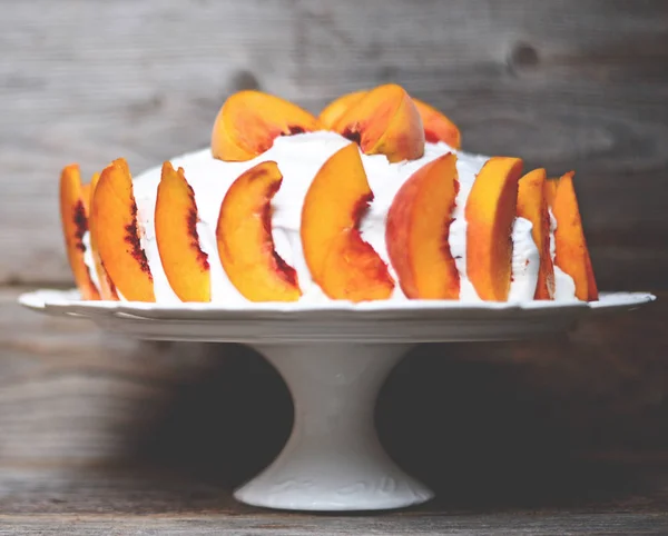 Персиковый торт на деревянном фоне — стоковое фото