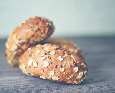 Taze küçük rulo masada