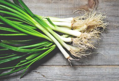 Ahşap arka plan üzerinde taze soğan