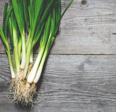 Ahşap arka plan üzerinde taze soğan