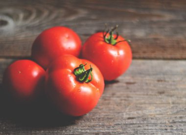 Ahşap zemin, closeup üzerine taze domates