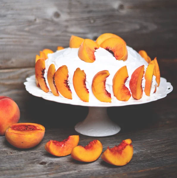 Свежий персиковый торт на деревянном столе — стоковое фото