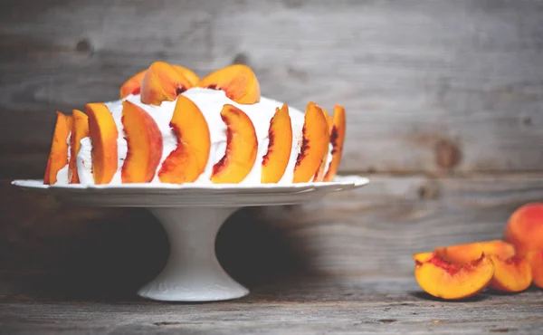 Świeże ciasto brzoskwinia na drewniane tła — Zdjęcie stockowe