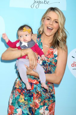 Ali Fedotowsky televizyon kişiliği ve bebek