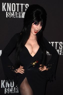 Elvira 2016 Knott's korkutucu grubun siyah halı olay