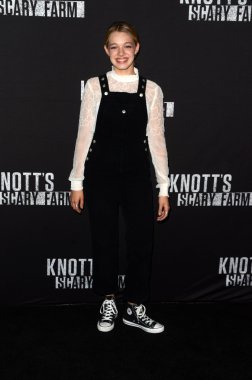 aktris Sadie Calvano