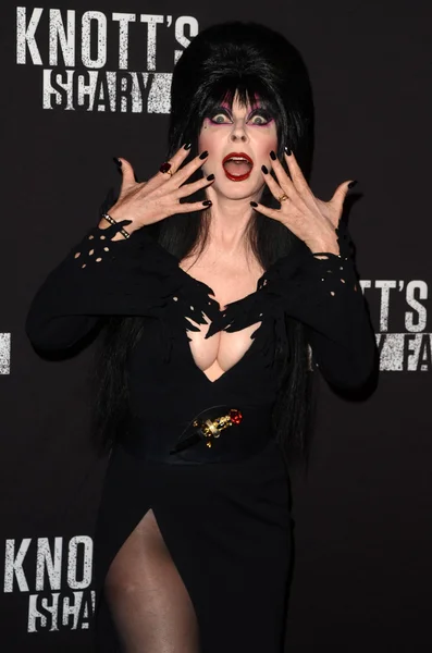 Elvira w 2016 Knott's Scary Farm czarny dywan zdarzenia — Zdjęcie stockowe