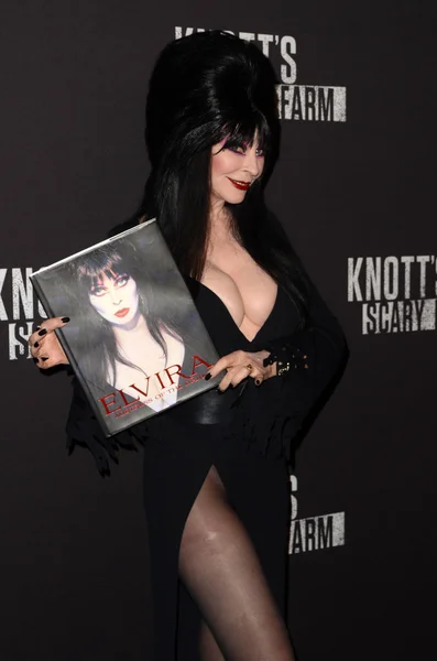Elvira à l "événement Black Carpet 2016 de Knott's Scary Farm — Photo
