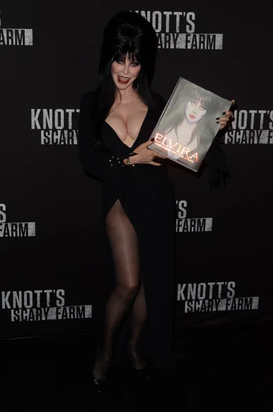 Elvira en el evento de alfombra negra de Knott 's Scary Farm 2016 — Foto de Stock