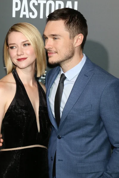 Valorie Curry, Sam Underwood — Stock Photo, Image