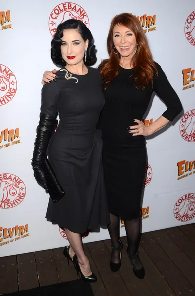 Dita Von Teese, Cassandra Peterson — Foto de Stock