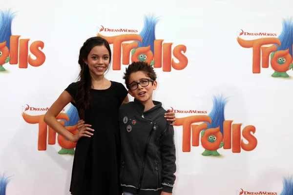 Jenna Ortega, Nicolas Bechtel — Stockfoto