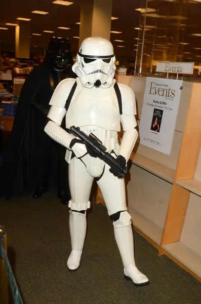 Stormtrooper en la firma de libros de Carrie Fisher —  Fotos de Stock