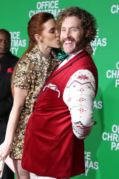 Comic T. J. Miller y la actriz Kate Gorney — Foto de Stock