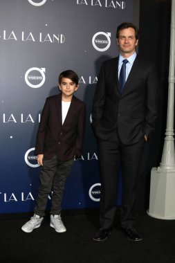 Aktör Tom Everett Scott ile oğlu