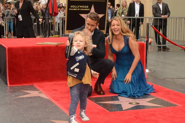 Acteur Ryan Reynolds met familie — Stockfoto