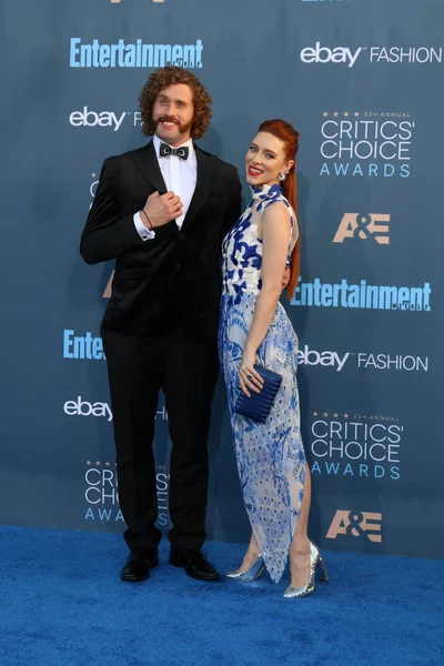 Kate Gorney med Tj Miller — Stockfoto