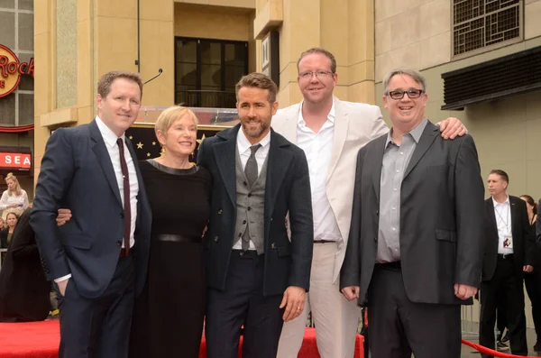 Actor Ryan Reynolds with family — Stock Photo, Image