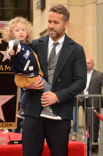 Actor Ryan Reynolds con James Reynolds — Foto de Stock