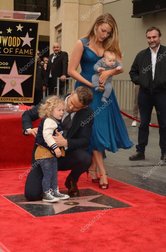 Actor Ryan Reynolds with family – Stock Editorial Photo © s_bukley