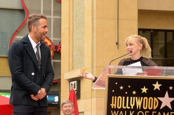 Anna Faris con Ryan Reynolds — Foto Stock