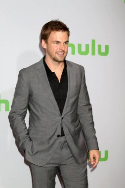 aktör Tommy Dewey