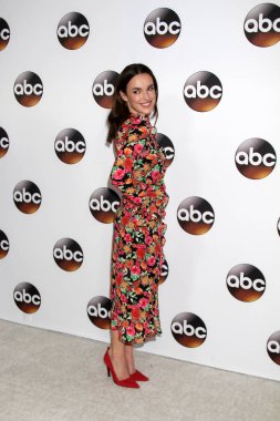 aktris Elizabeth Henstridge