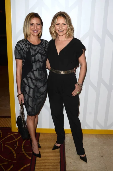 Beverley Mitchell, Christine Lakin — Zdjęcie stockowe