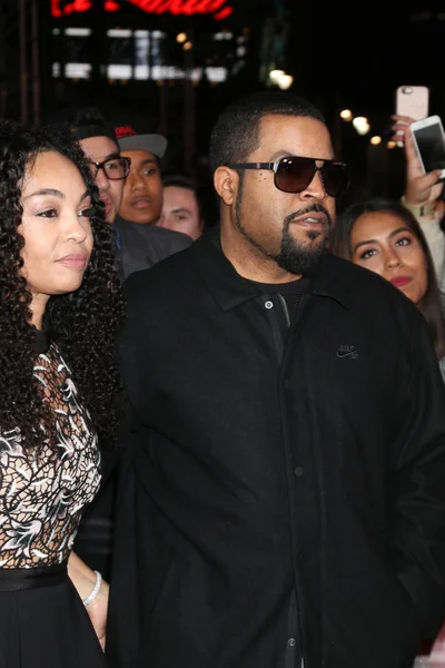Rapparen Ice Cube med fru Kimberly Woodruff — Stockfoto