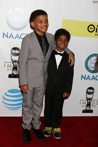 Actores Lonnie Chavis y Sunny Pawar — Foto de Stock