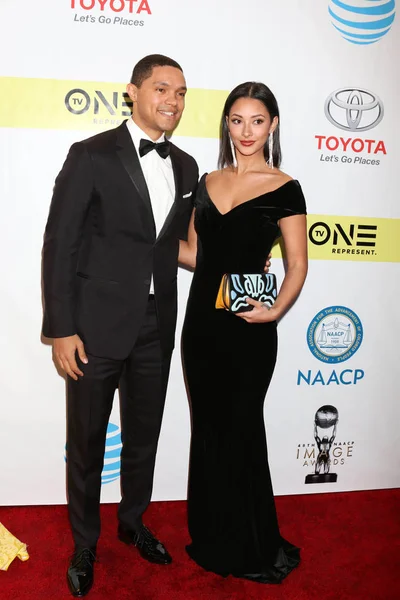 Trevor Noah con Jordyn Taylor — Foto de Stock