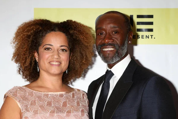 Actriz Bridgid Coulter y Don Cheadle — Foto de Stock