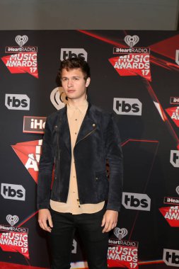 şarkıcı Ansel Elgort