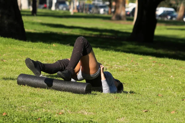 Braziliaans model Ana Braga in park — Stockfoto