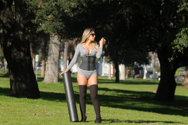 Brasilianska modellen Ana Braga i park — Stockfoto