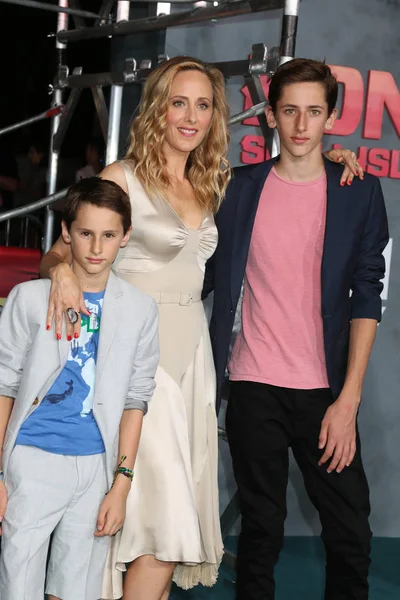 Kim Raver, sons — Stock Photo, Image