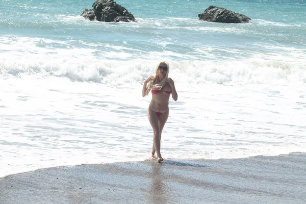 Frenchy Morgan em biquíni em uma praia em Malibu — Fotografia de Stock